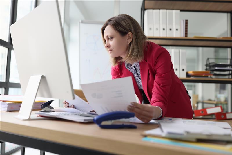 Image d'une femme travaillant sur son ordinateur