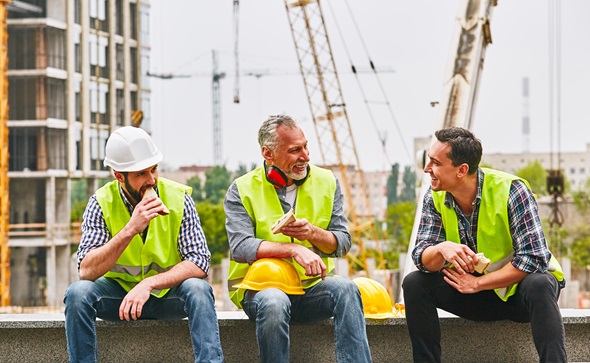 Image de 3 hommes de la construction en pause dîner
